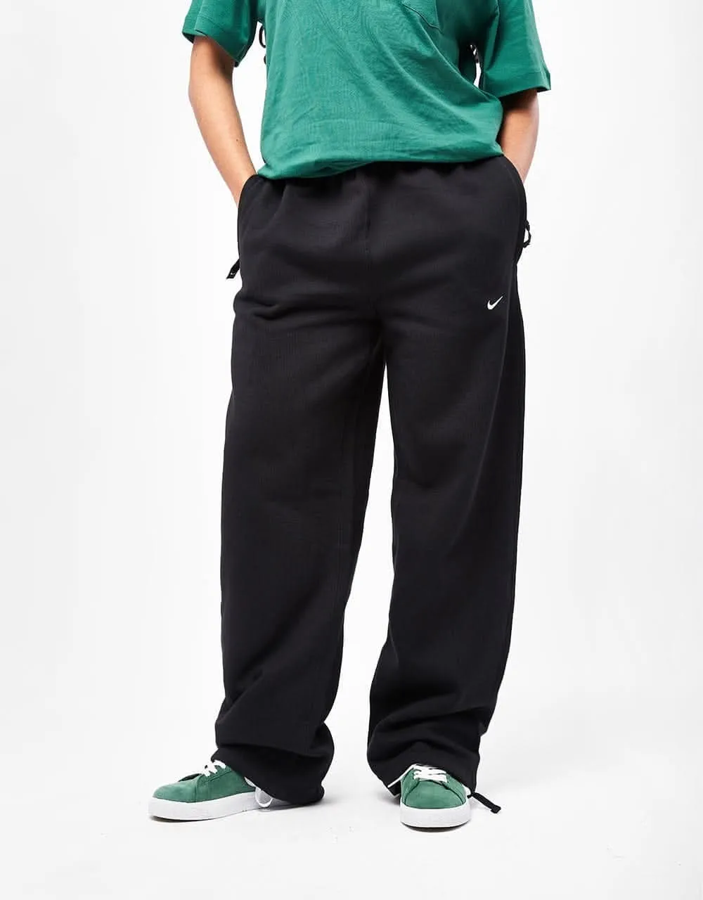 Nike Solo Swoosh Sweatpants (Straight) - Black/White